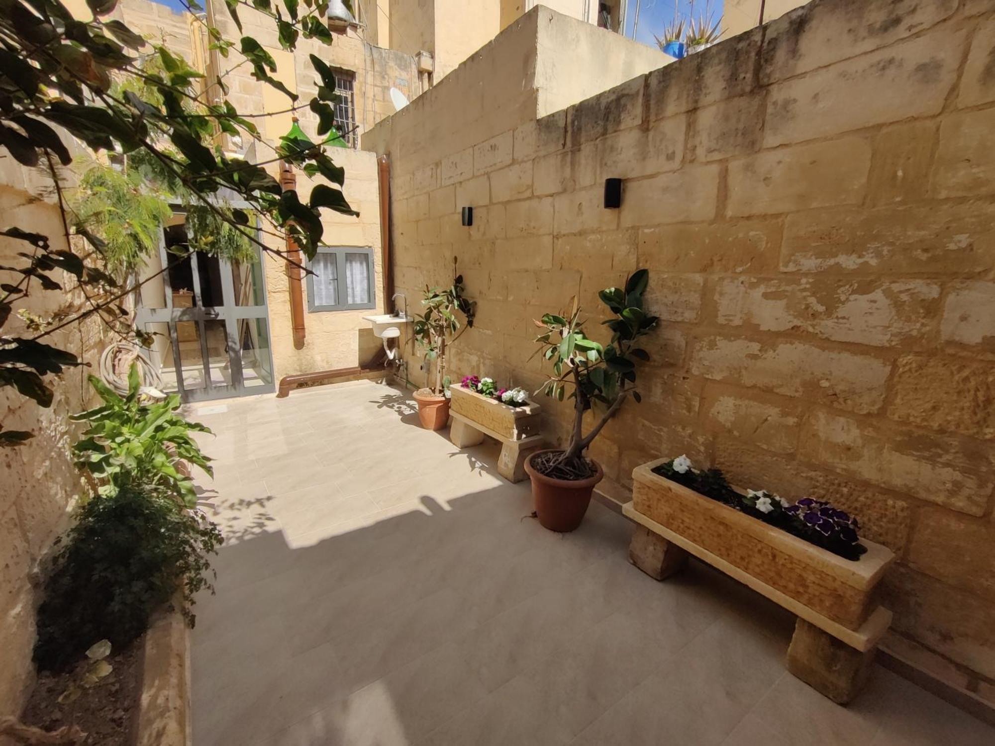 Peaceful Traditional Maltese Townhouse Luqa Exterior photo